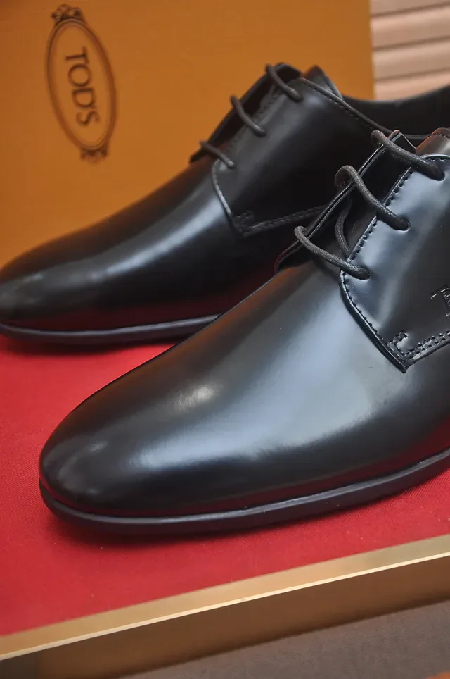 Tod's Sapatos Oxford Pretos com Bico de Cap 2