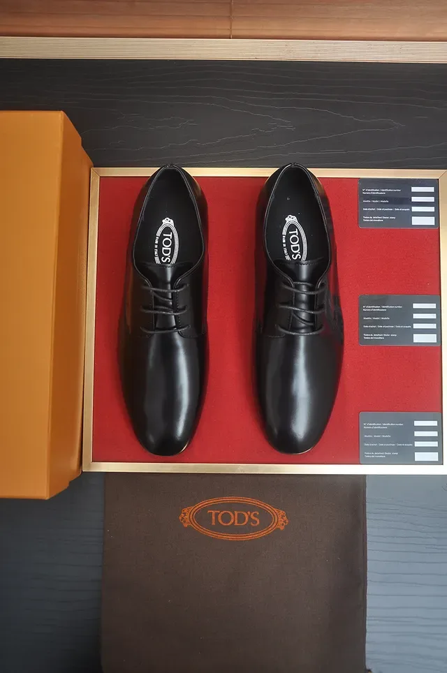 Tod's Sapatos Oxford Pretos com Bico de Cap 5