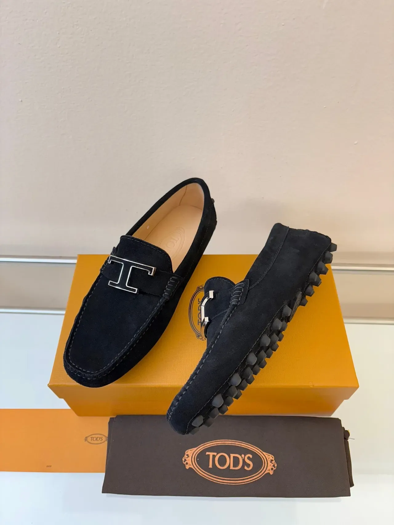 Tod's Gommino Loafer Noir Daim Boucle T Métal Loafers 2
