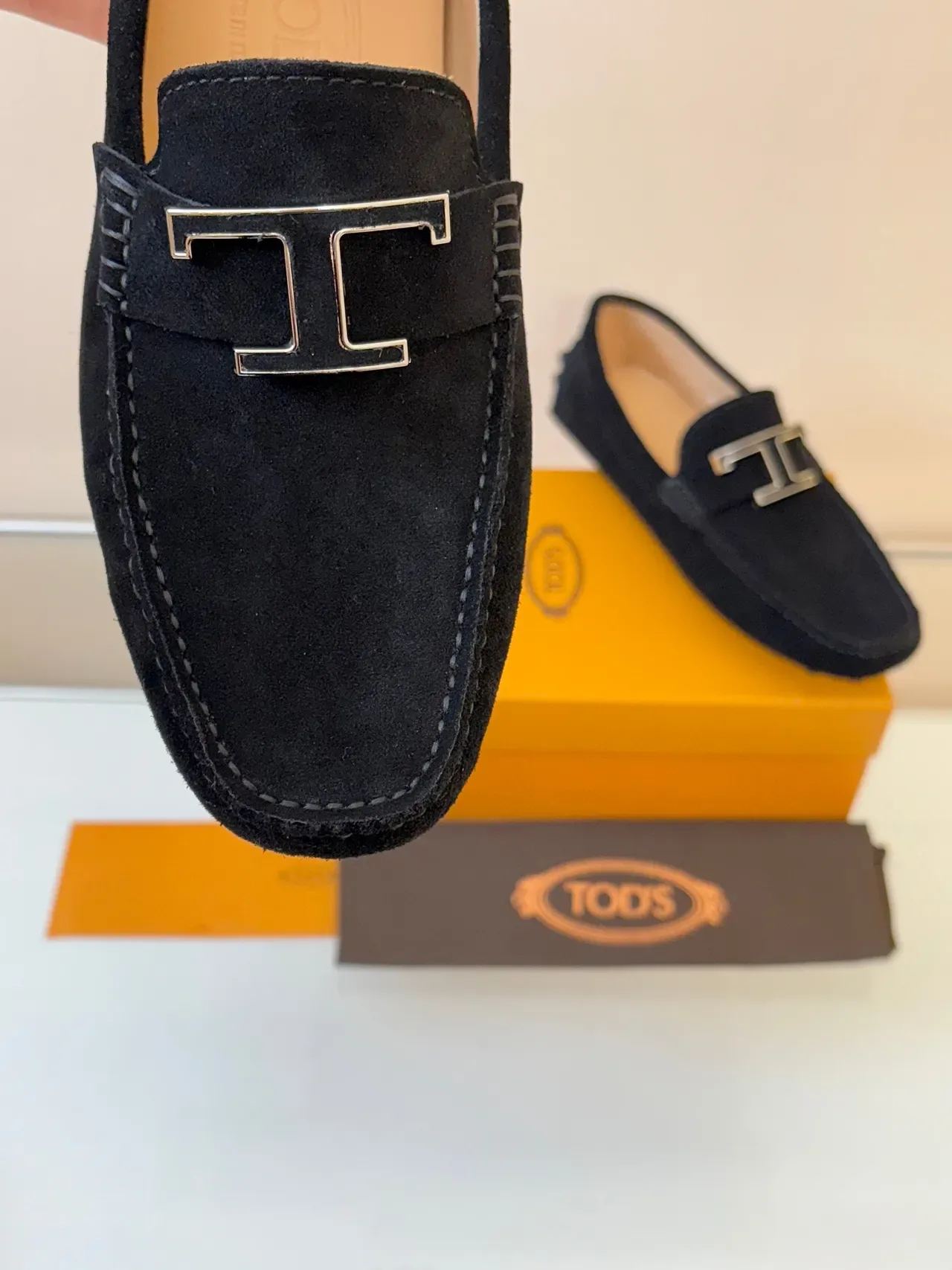 Tod's Gommino Loafer Noir Daim Boucle T Métal Loafers 3