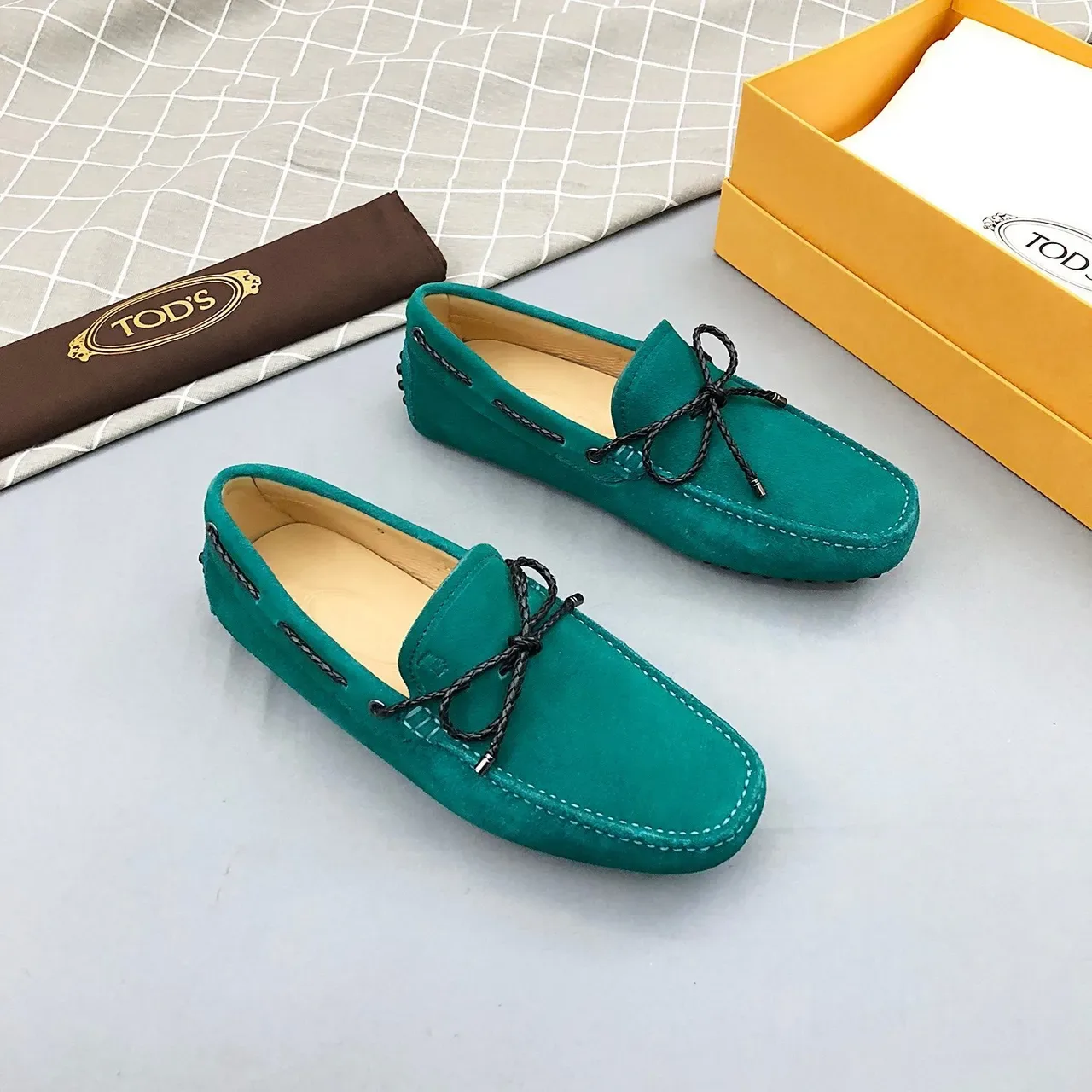 Tod's حذاء لوبفر أخضر أسود من السودي مع عقدة جلدية مضفرة 4