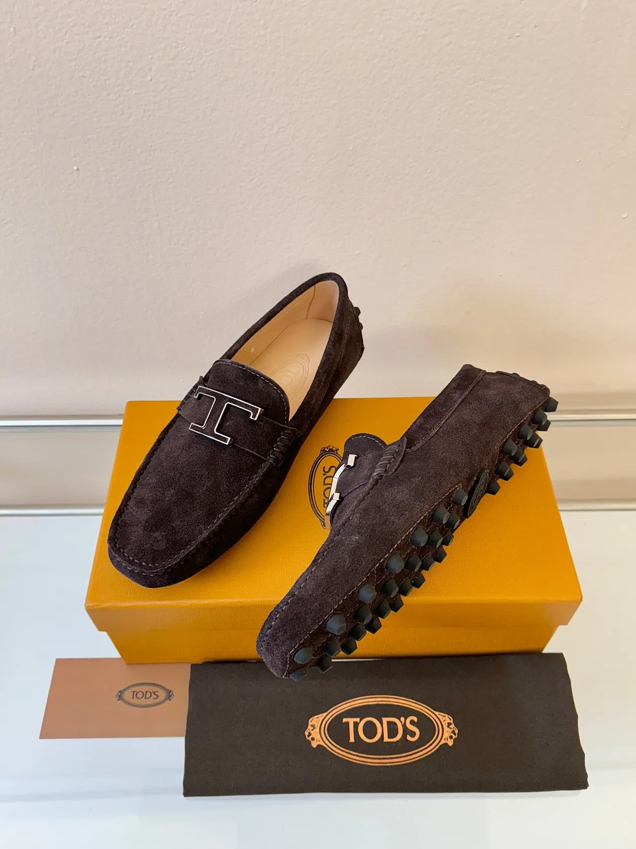 Tod's Gommino Mocassin marron argenté en daim supérieur avec boucle T-Bar métallique 2