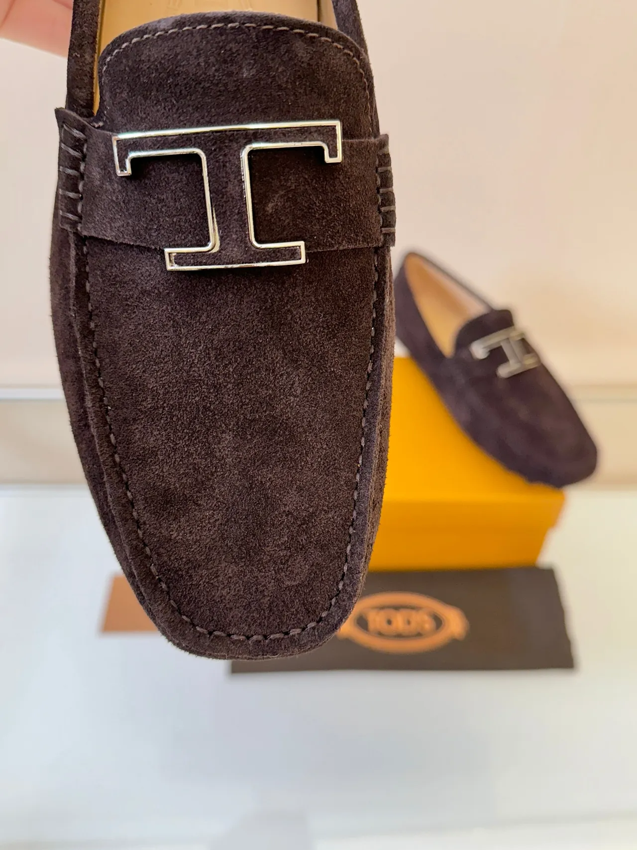 Tod's Gommino Mocassin marron argenté en daim supérieur avec boucle T-Bar métallique 3