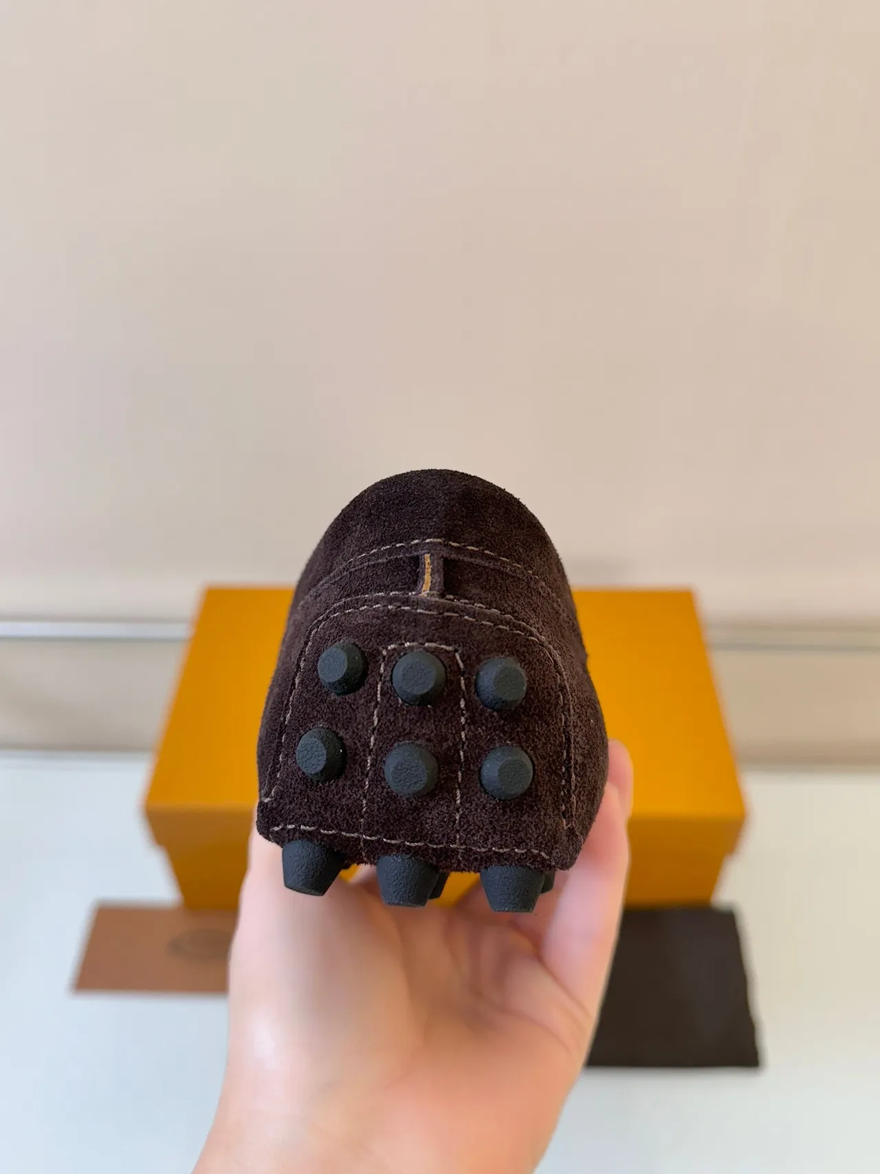 Tod's Gommino Mocassin marron argenté en daim supérieur avec boucle T-Bar métallique 4