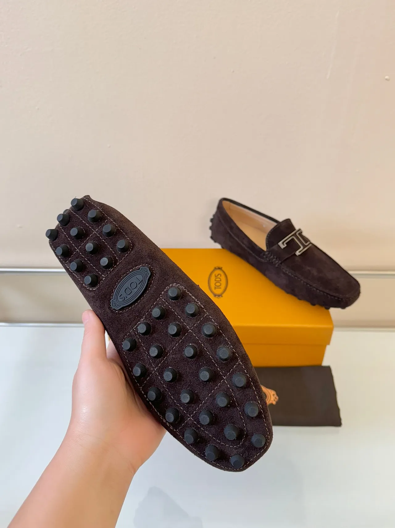 Tod's Gommino Mocassin marron argenté en daim supérieur avec boucle T-Bar métallique 5