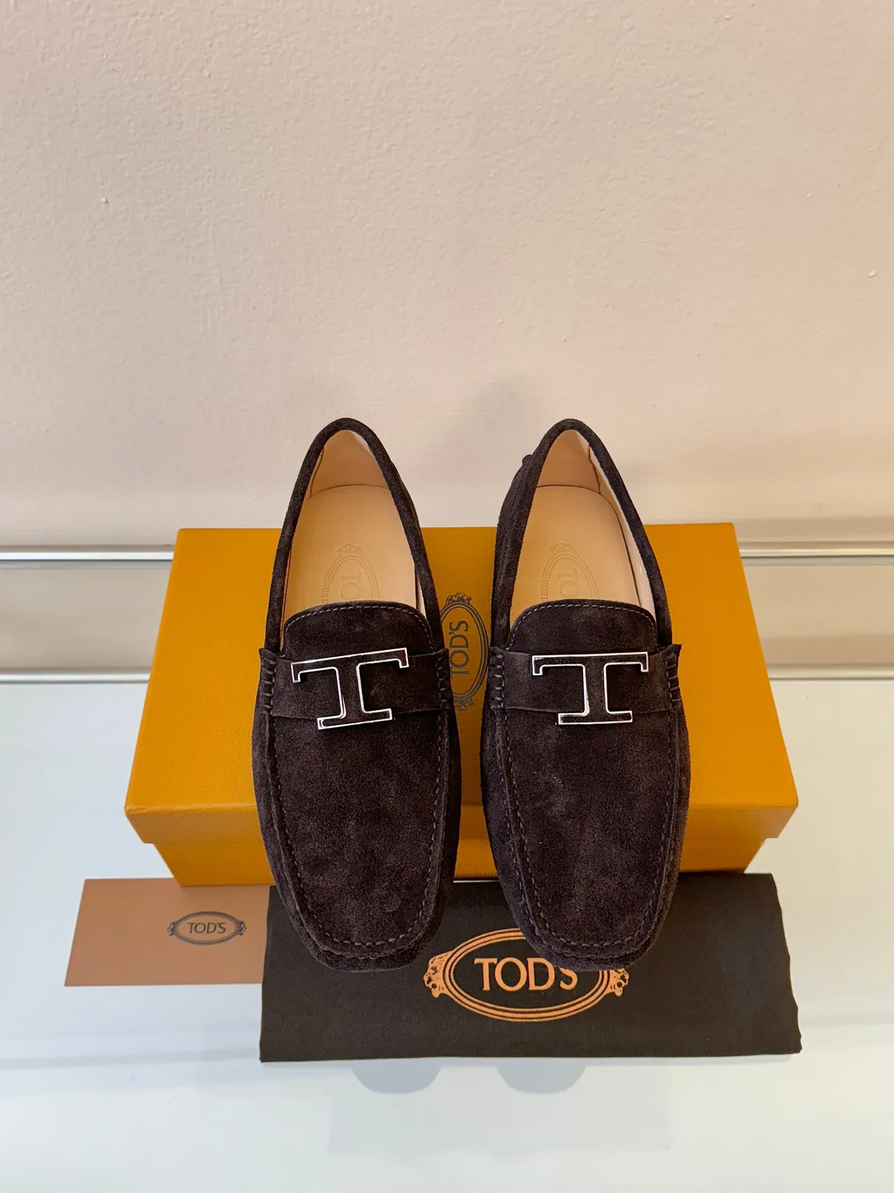 Tod's Gommino Mocassin marron argenté en daim supérieur avec boucle T-Bar métallique 6