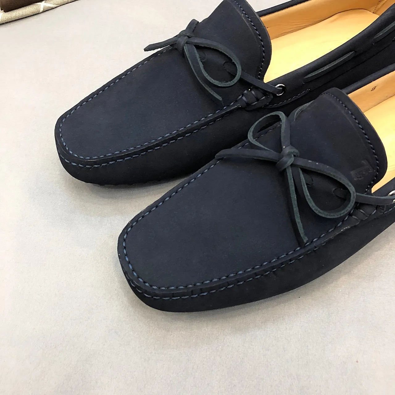 Tod's Gommino Loafer Navy Beige Cuir suédé partie supérieure Nœud papillon vamp Loafer 5
