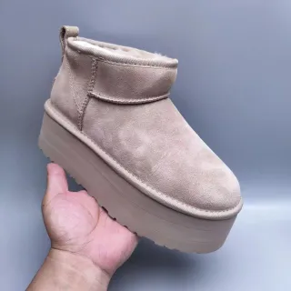 UGG Bottes de Neige Beige en daim supérieur doublées en mouton et ourlet