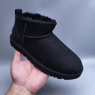 UGG Botas de Nieve de Ante Negro con Forro de Shearling