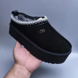 UGG أحذية كاجوال سوداء وبيضاء بمنصة مبطنة بالفراء