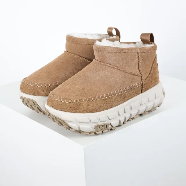 UGG 棕白麂皮鞋面模制平台底雪靴 2