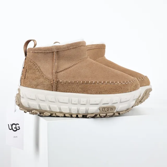 UGG 棕白麂皮鞋面模制平台底雪靴 3