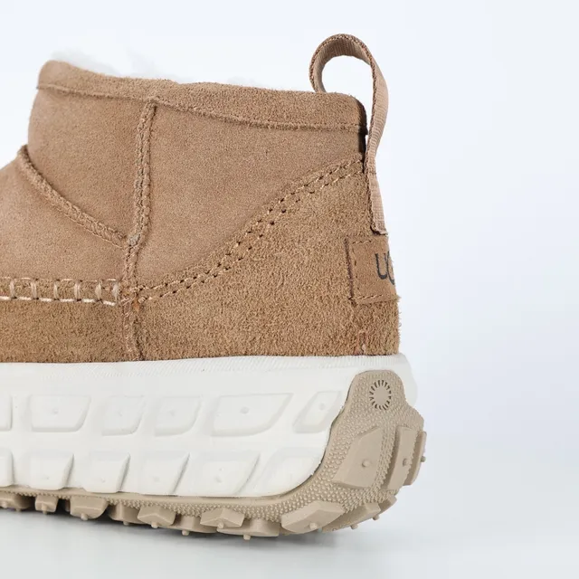 UGG 棕白麂皮鞋面模制平台底雪靴 4