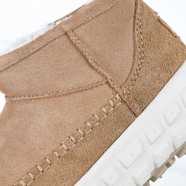 UGG 棕白麂皮鞋面模制平台底雪靴 6