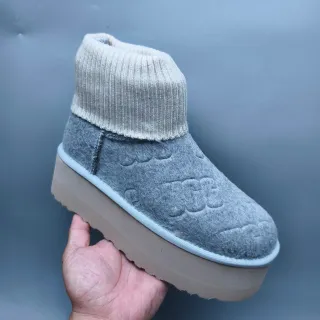 UGG Botas de nieve gris beige con suela de plataforma y cuello de punto acanalado