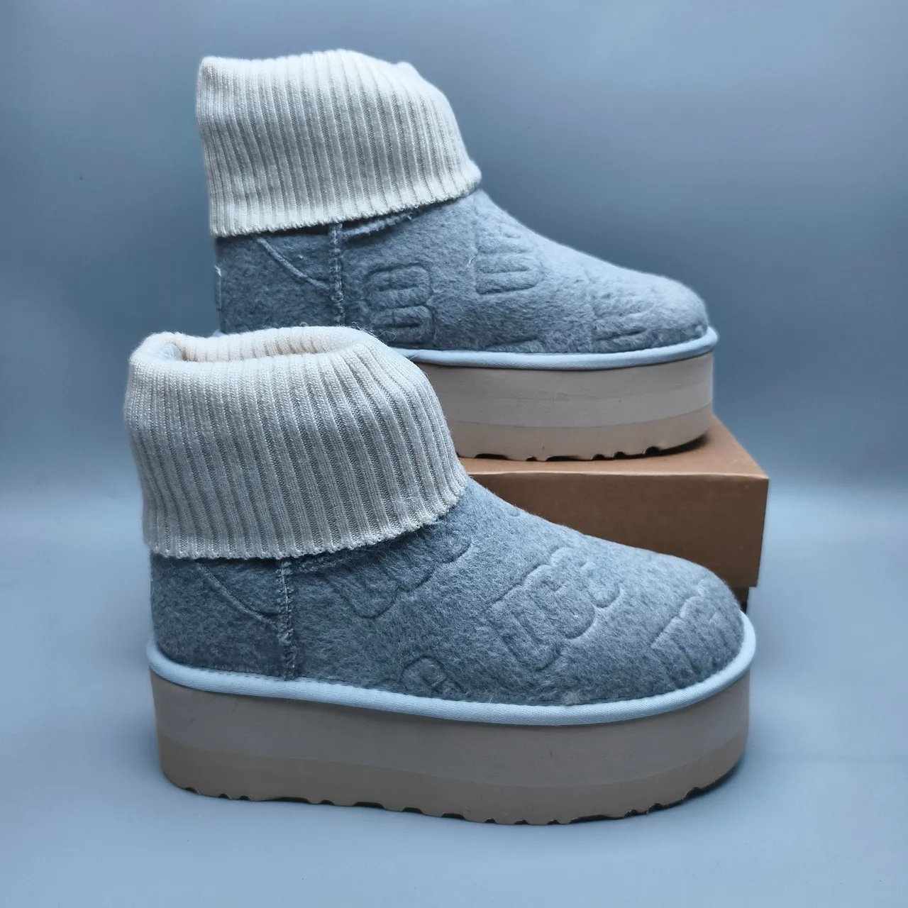 UGG Gray Beige Platform Sole Ribbed Knit Cuff Snow Boots 5