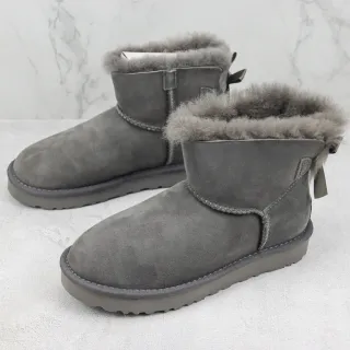 UGG ग्रे सूड अपर शीयरलिंग लाइन कफ स्नो बूट्स