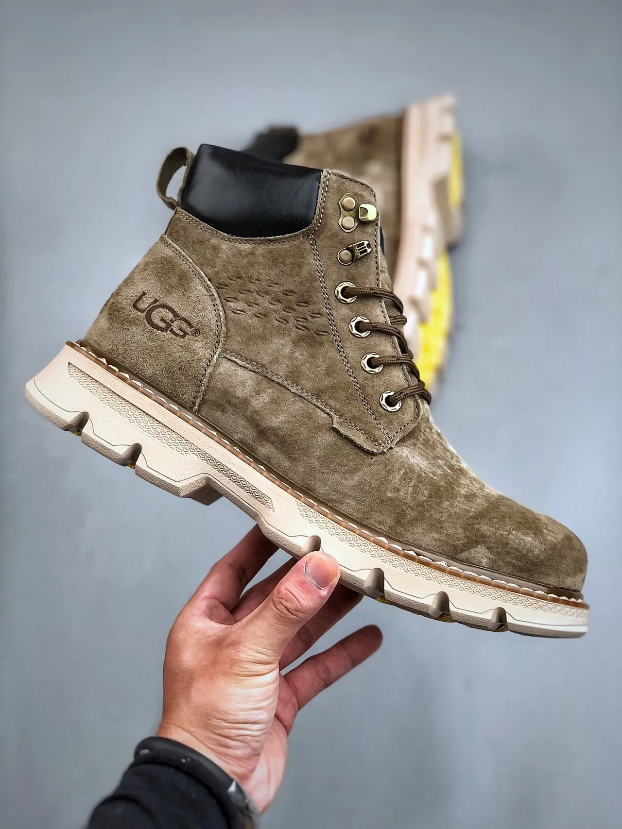 UGG लेस-अप सुड वर्क बूट 3