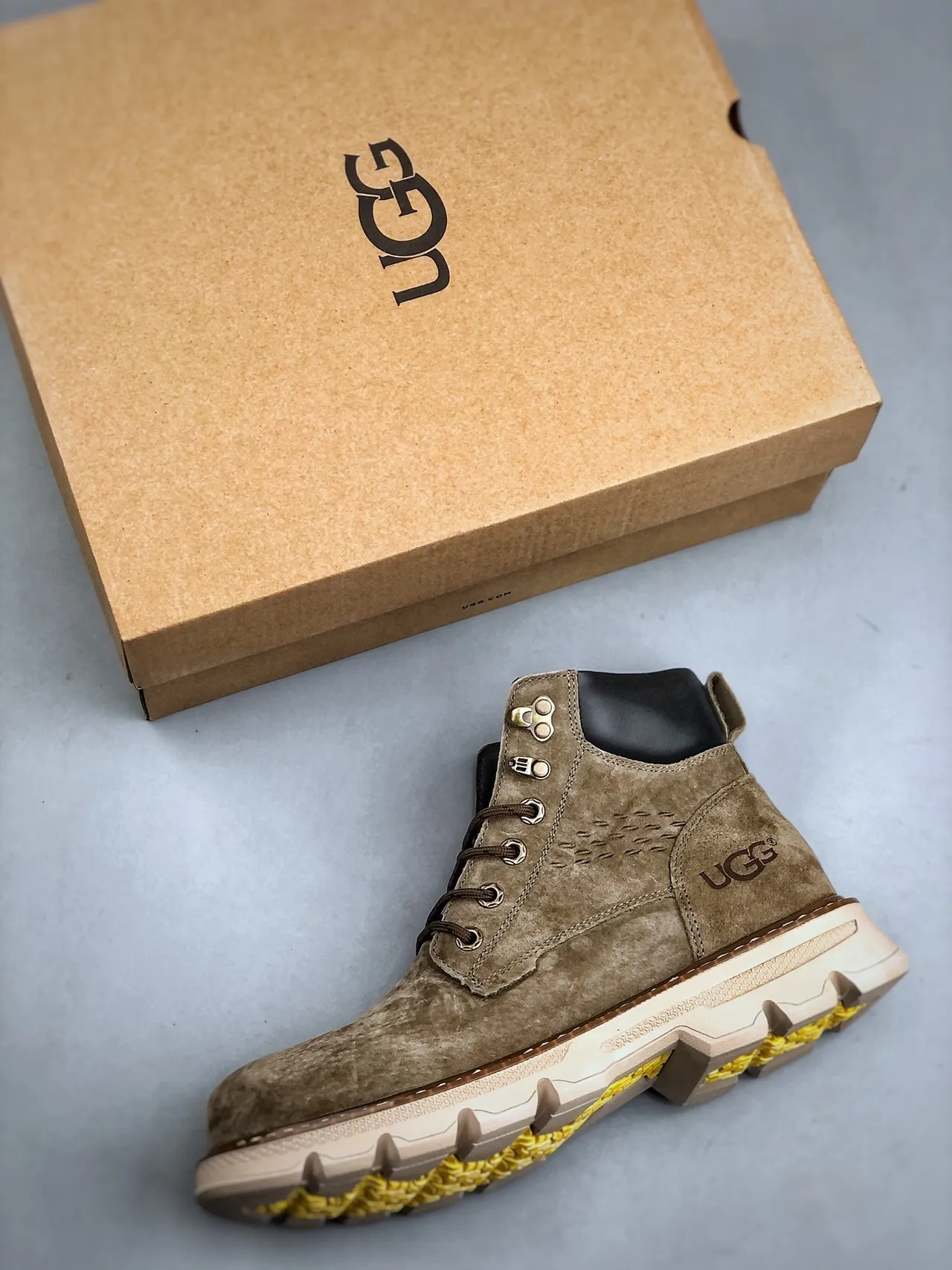 UGG लेस-अप सुड वर्क बूट 9