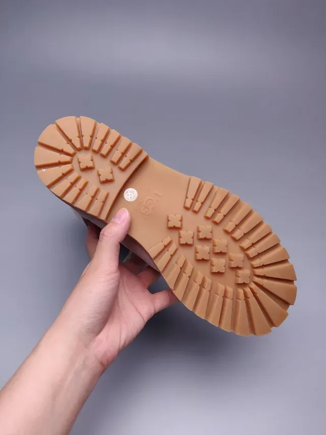 UGG शियरलिंग-लाइन्ड सूड लेस-अप एन्कल बूट 9