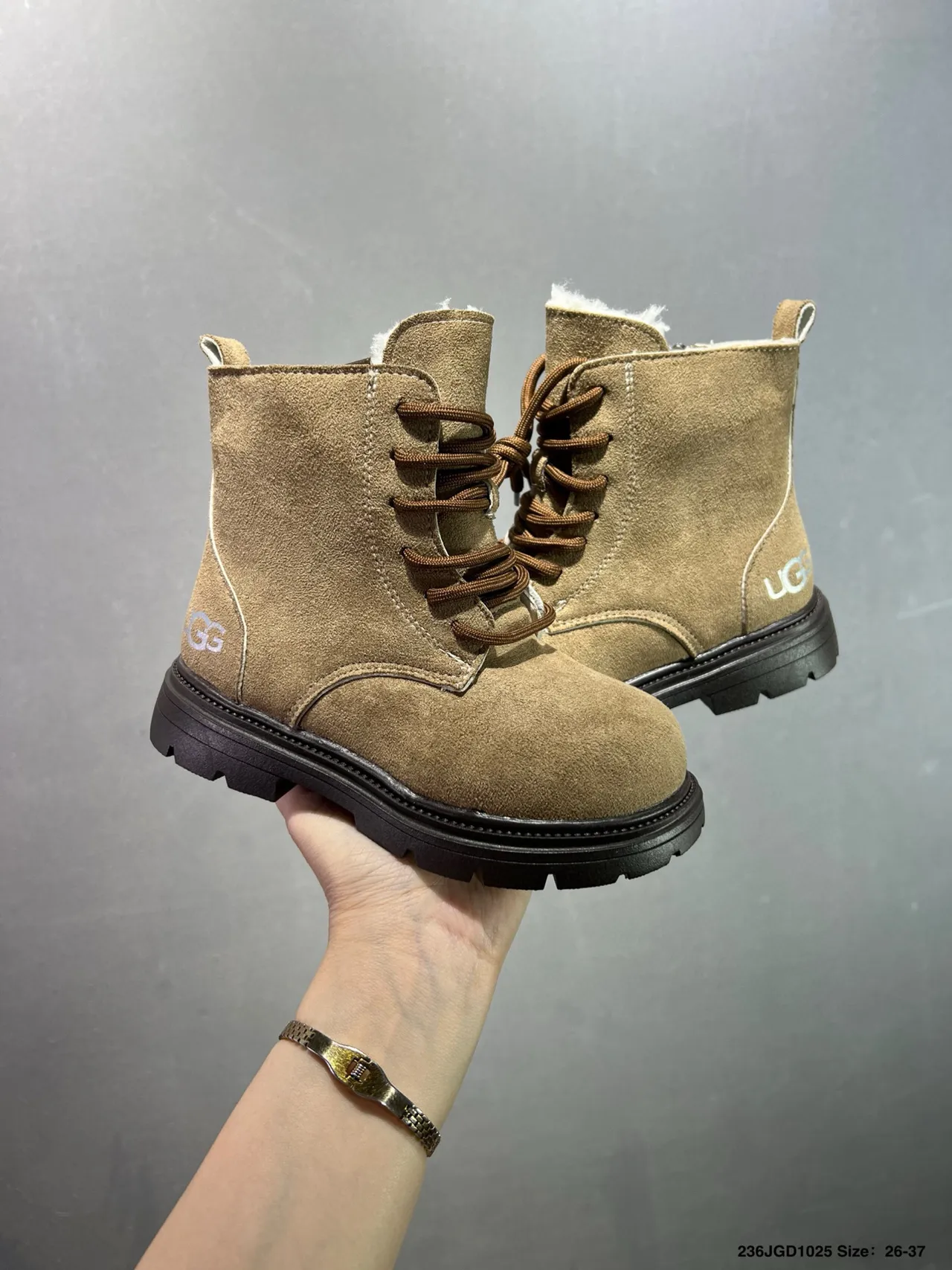 UGG 麂皮系带踝靴 6