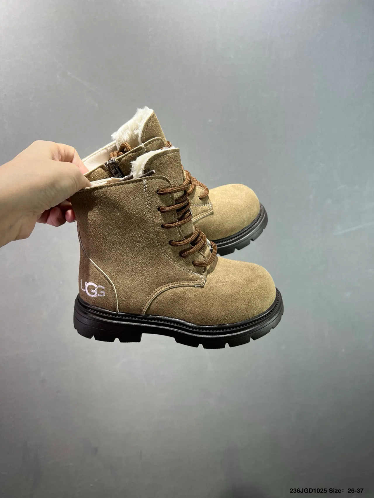 UGG 麂皮系带踝靴 8