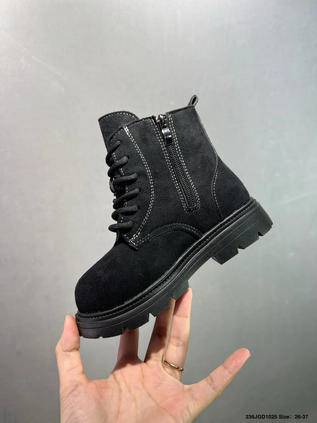 UGG 麂皮系带踝靴 10