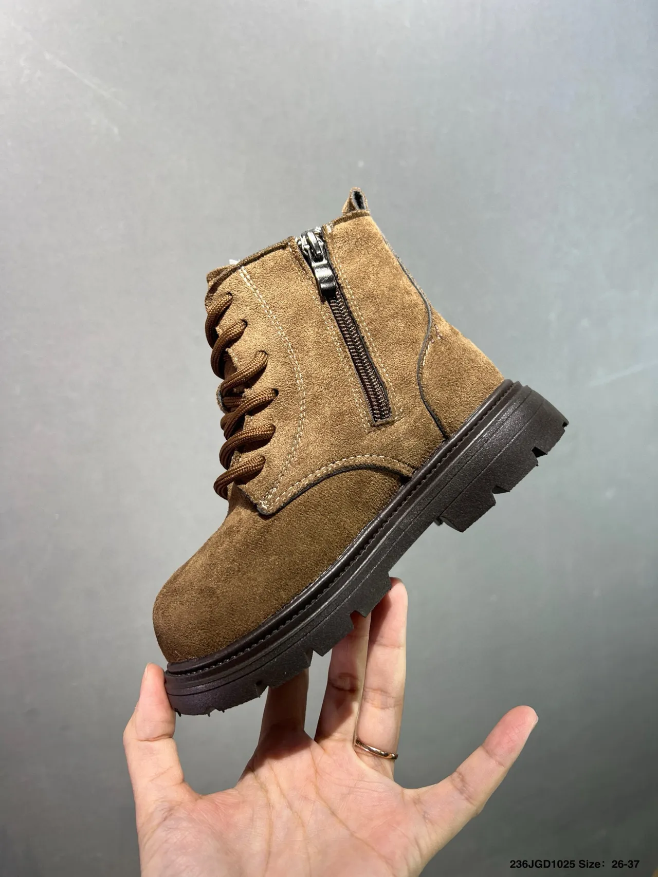 UGG 麂皮系带踝靴 16