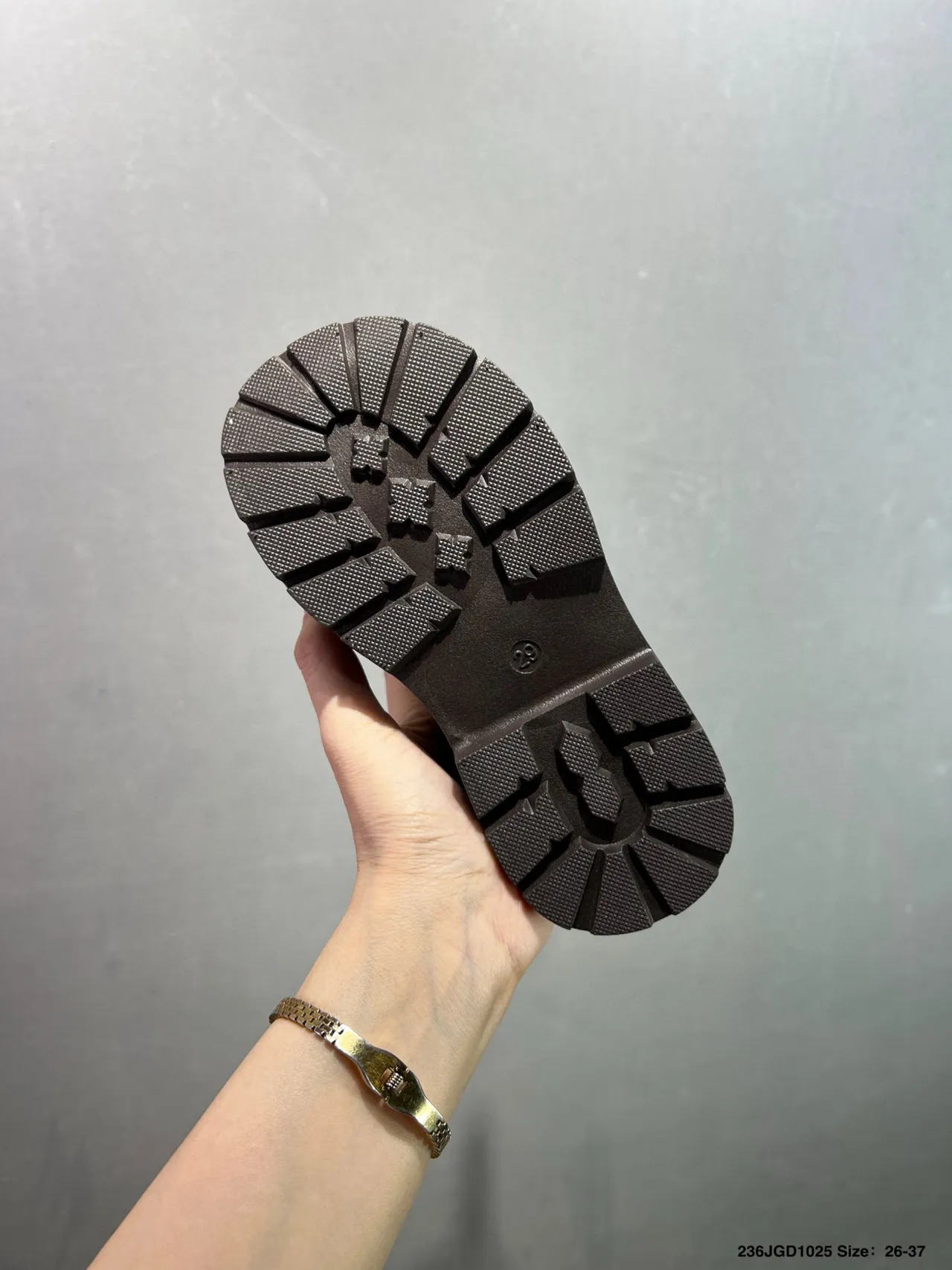 UGG 麂皮系带踝靴 18