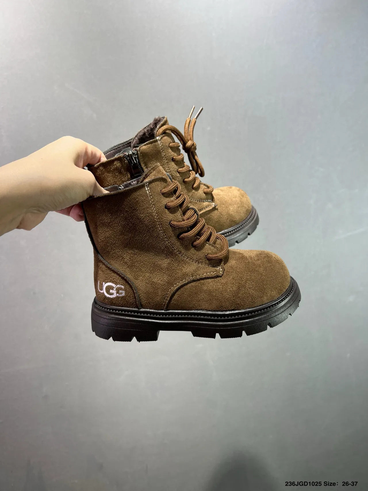 UGG 麂皮系带踝靴 19