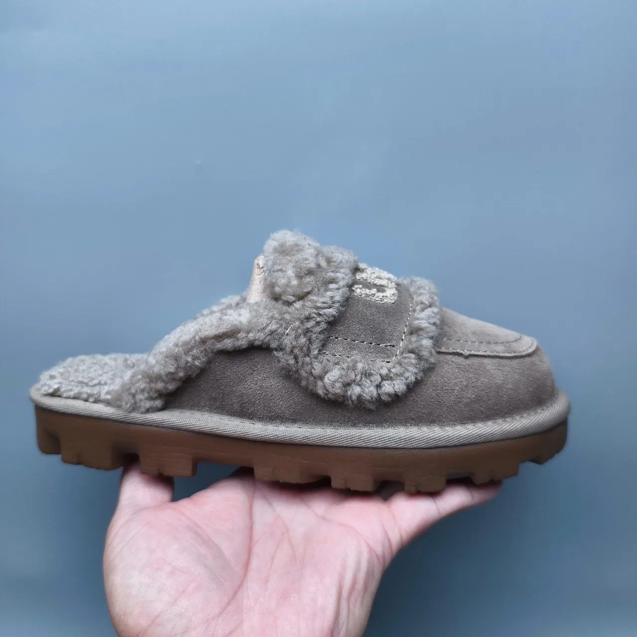 UGG Tasman حذاء كاجوال سويد أعلى رمادي بني ليننج شيرلينج وحزام 2