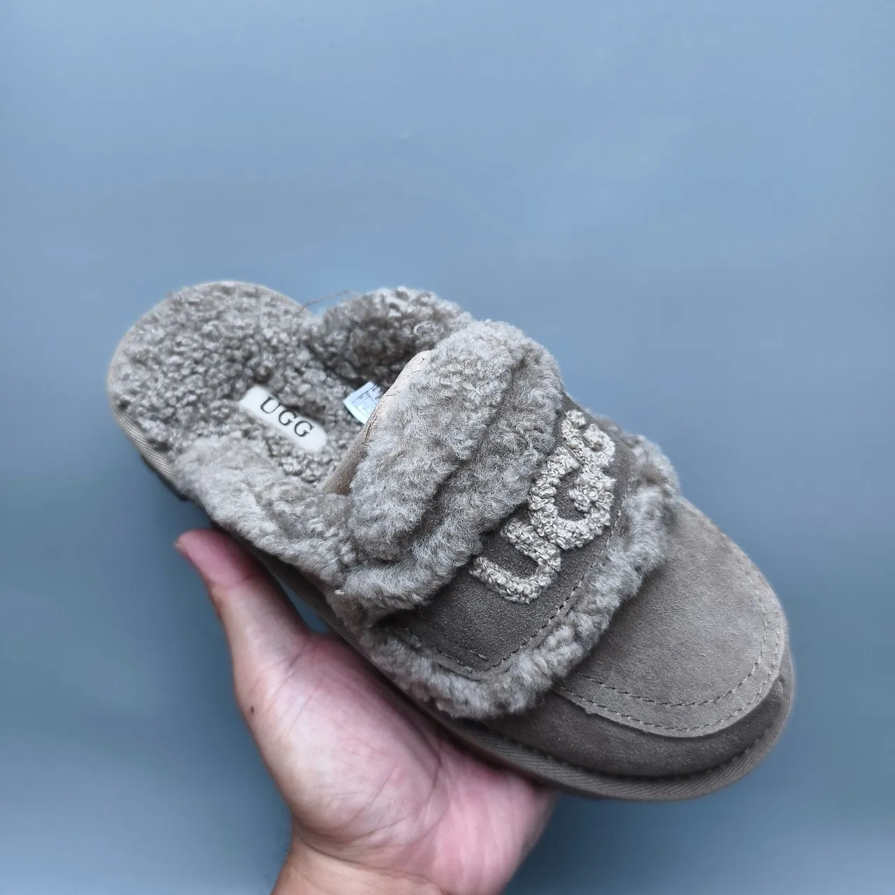 UGG Tasman حذاء كاجوال سويد أعلى رمادي بني ليننج شيرلينج وحزام 3