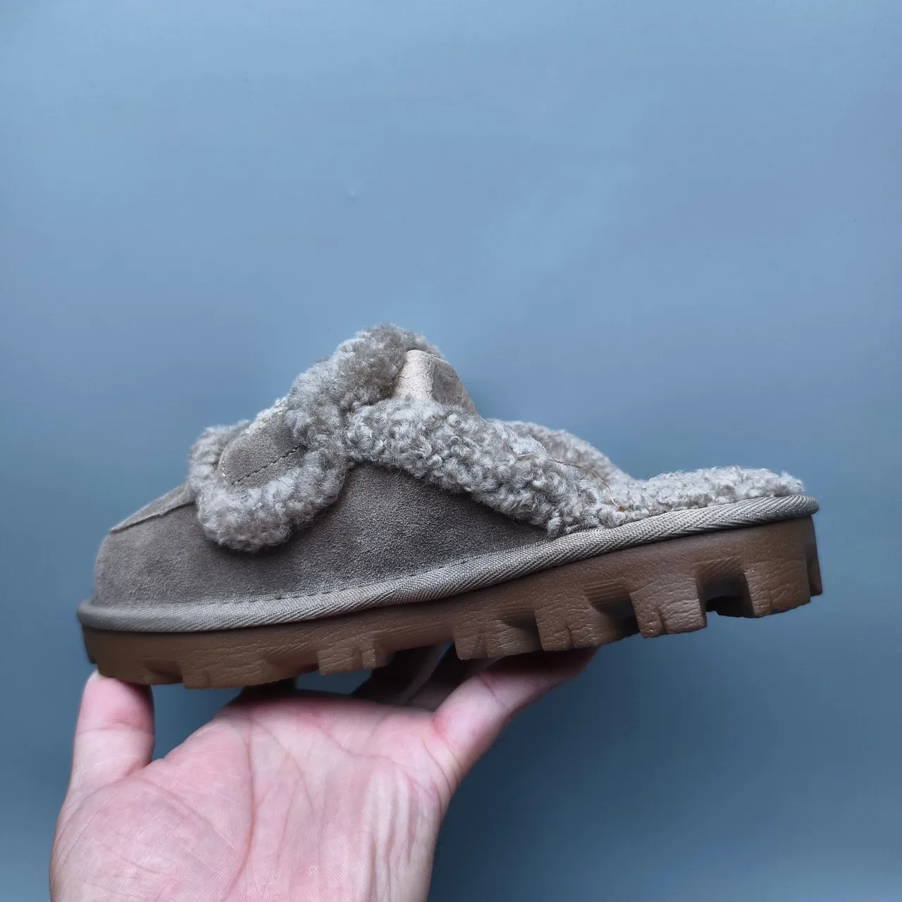 UGG Tasman حذاء كاجوال سويد أعلى رمادي بني ليننج شيرلينج وحزام 4