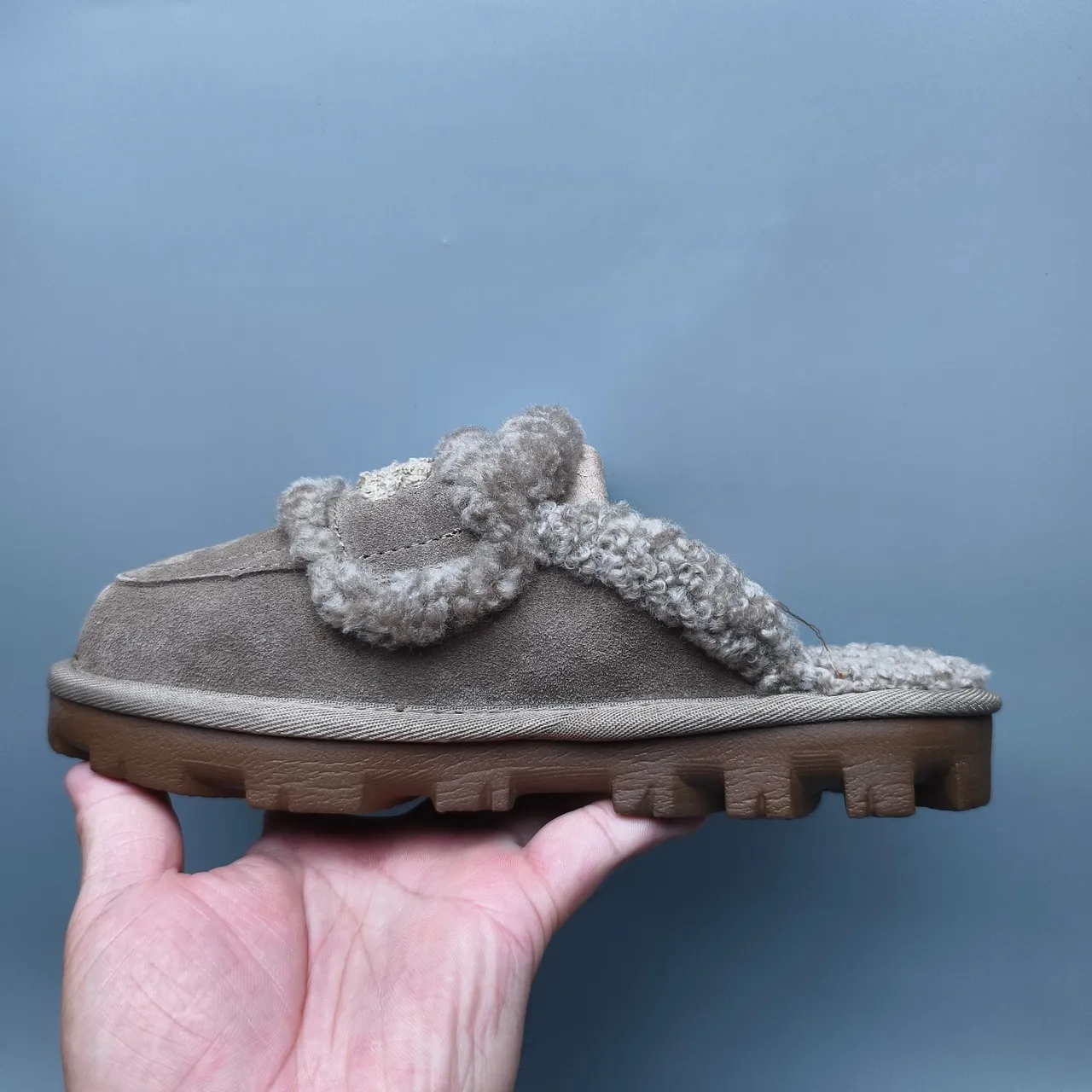 UGG Tasman حذاء كاجوال سويد أعلى رمادي بني ليننج شيرلينج وحزام 7
