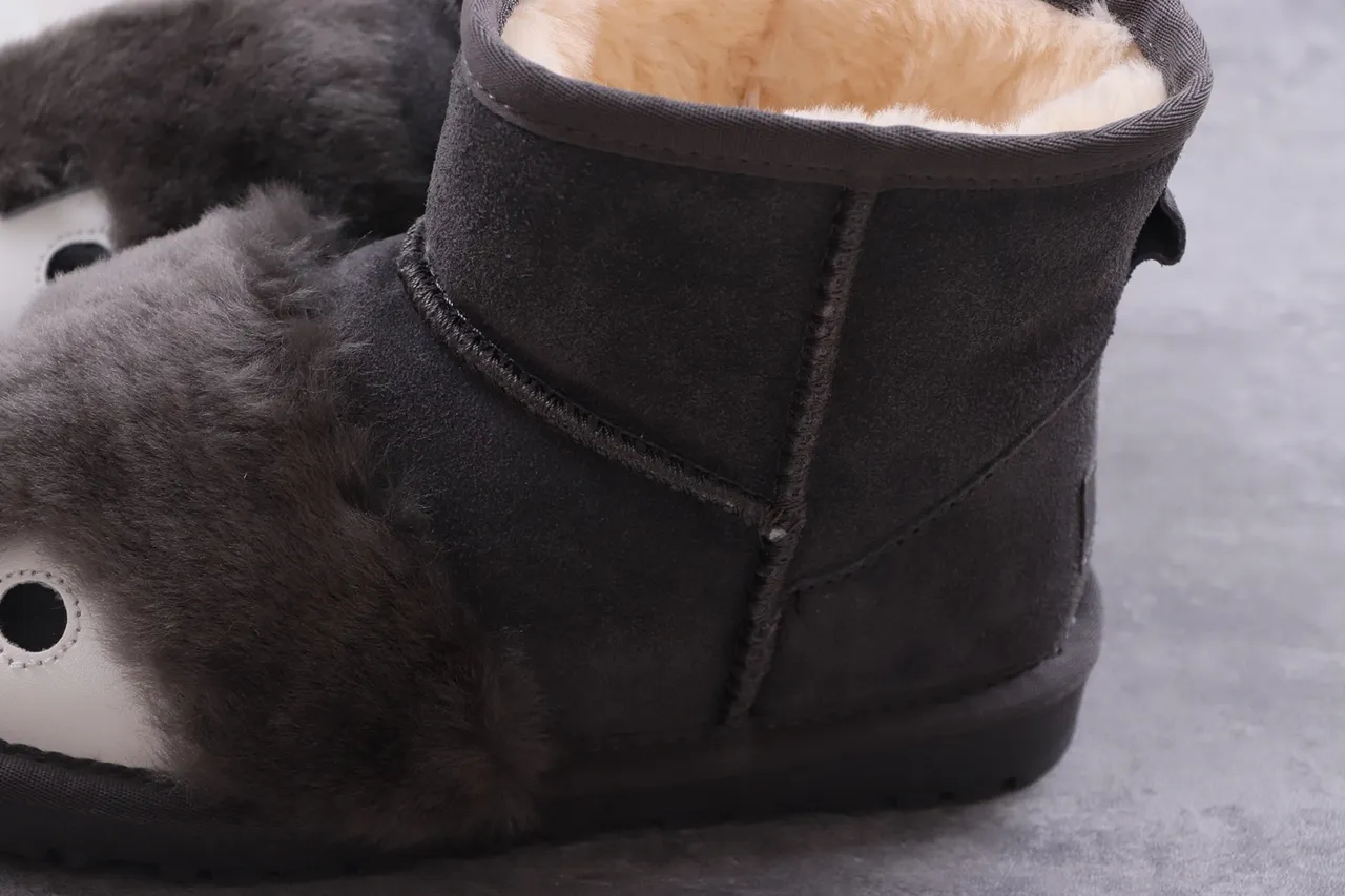 UGG Tasman-Style أحذية ثلجية رمادية وبيضاء مع إصبع ناعم 4