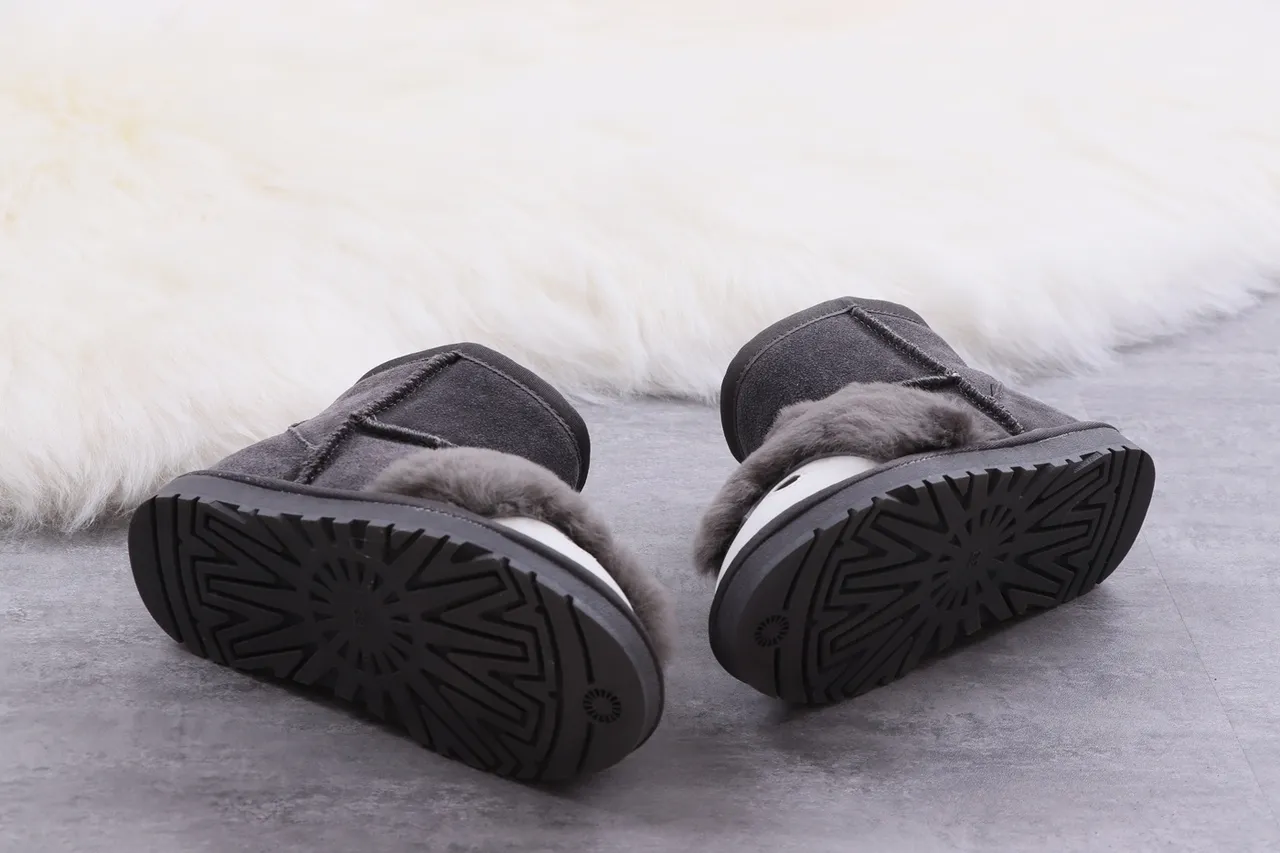 UGG Tasman-Style أحذية ثلجية رمادية وبيضاء مع إصبع ناعم 6