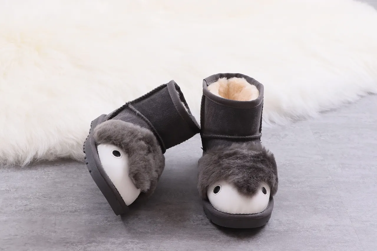 UGG Tasman-Style أحذية ثلجية رمادية وبيضاء مع إصبع ناعم 7