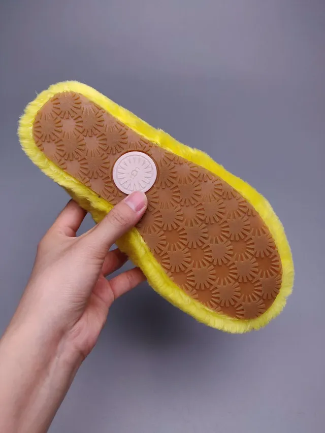 UGG Tasman Chaussons à glisser en fourrure synthétique pelucheuse jaune 2
