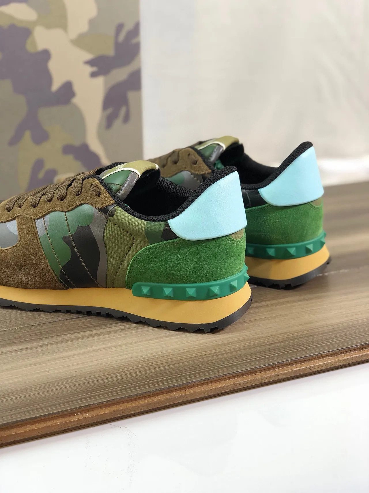 Valentino Camouflage Multicolore Daim et Cuir Panneau Sneakers Lifestyle 2