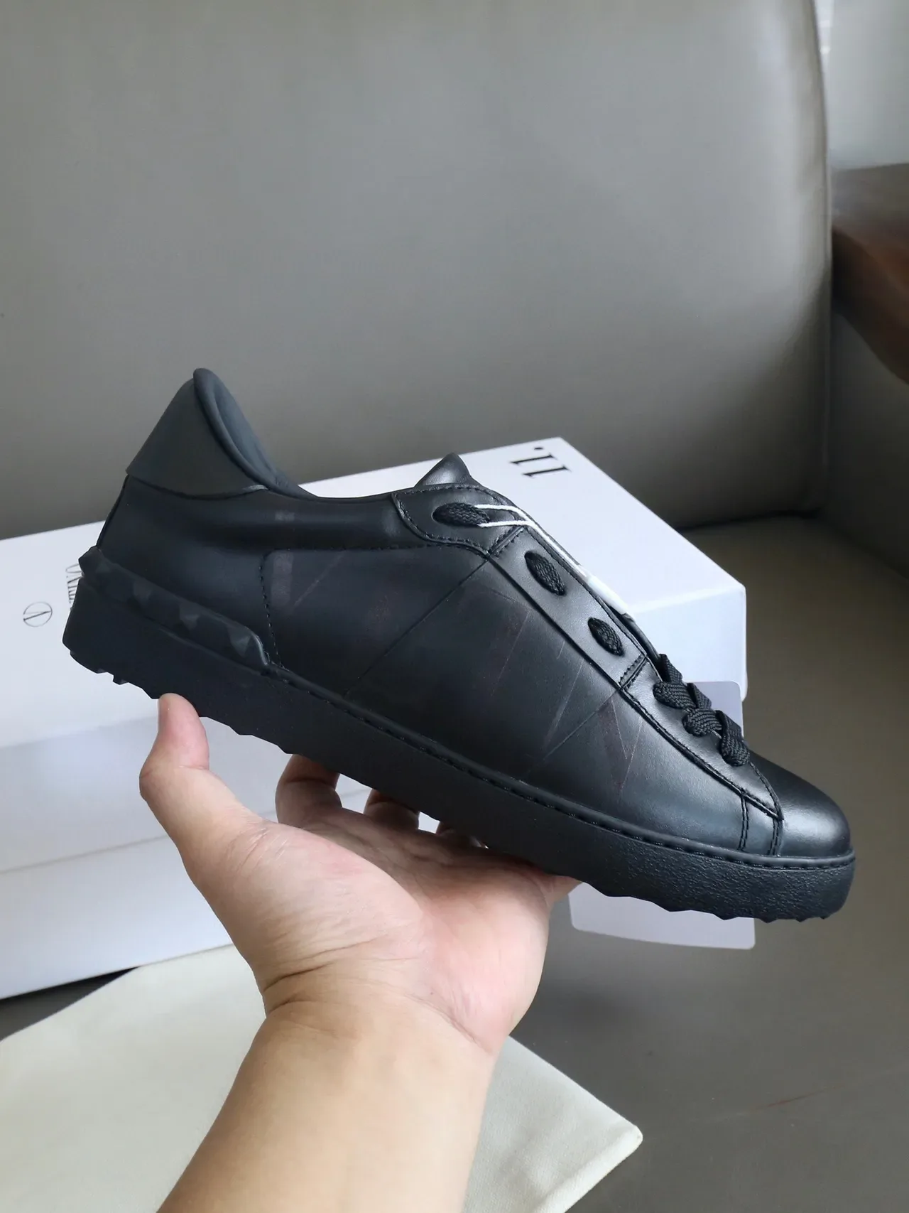 Valentino Rockstud Tênis Lifestyle de Couro Todo Preto 3