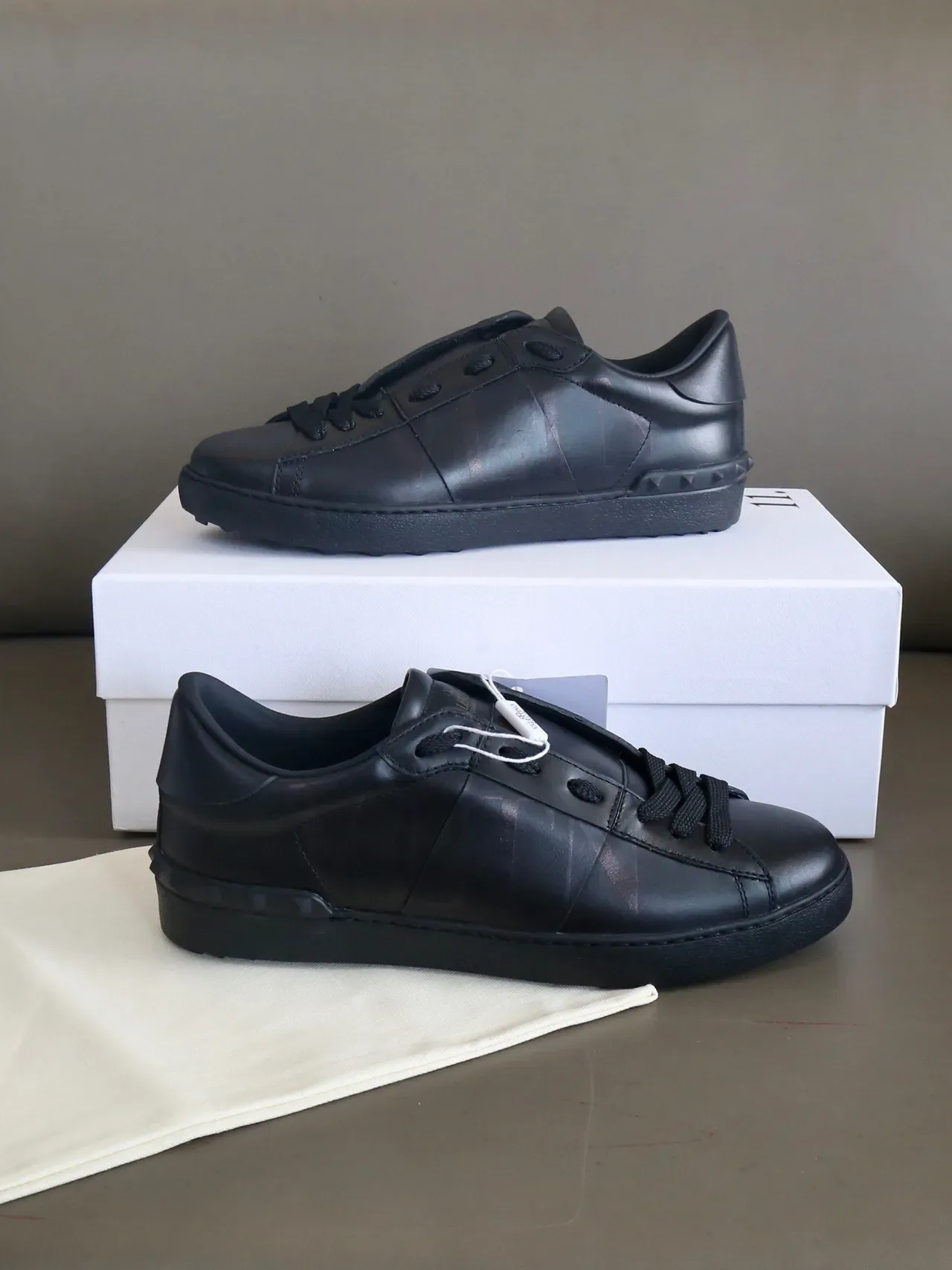Valentino Rockstud Tênis Lifestyle de Couro Todo Preto 4