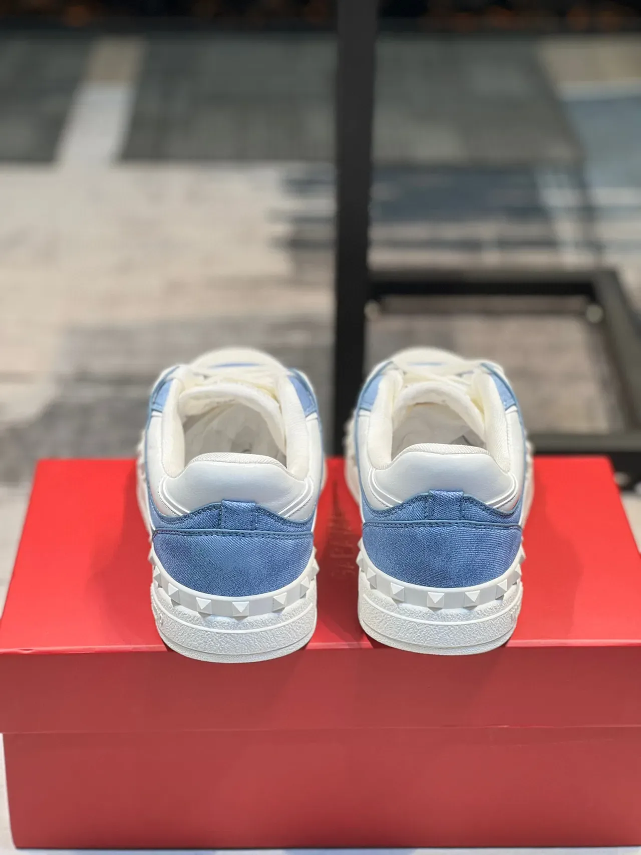 Valentino Rockstud Tênis Lifestyle Azul e Branco de Denim e Couro 2