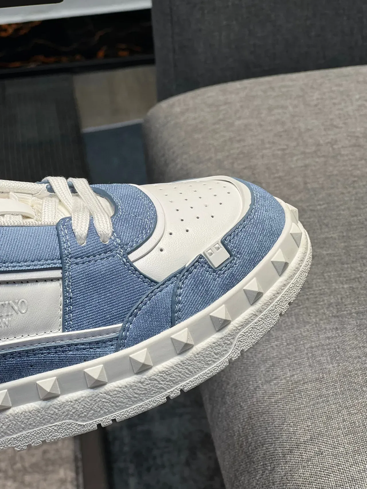 Valentino Rockstud Tênis Lifestyle Azul e Branco de Denim e Couro 3