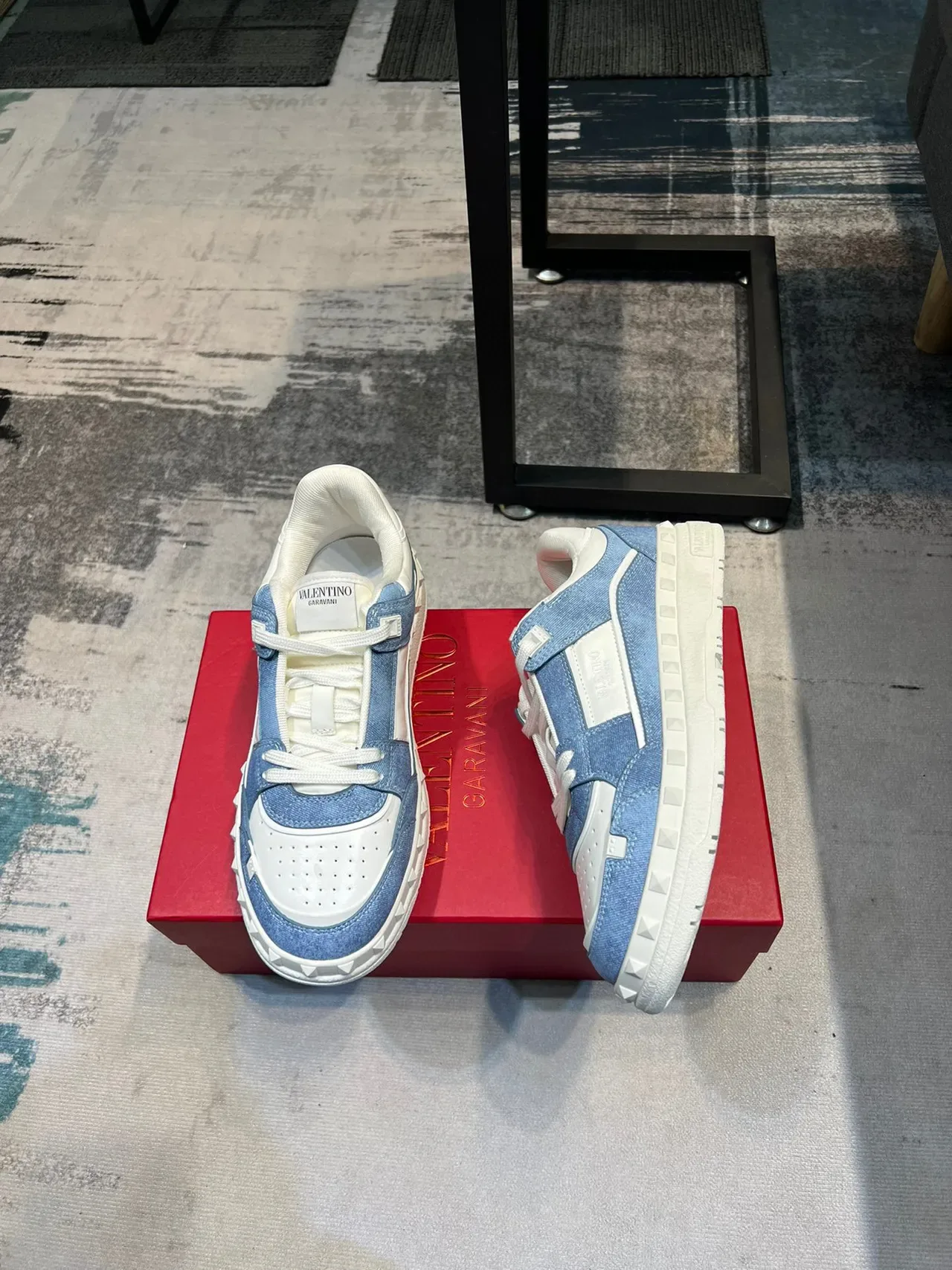 Valentino Rockstud Tênis Lifestyle Azul e Branco de Denim e Couro 4