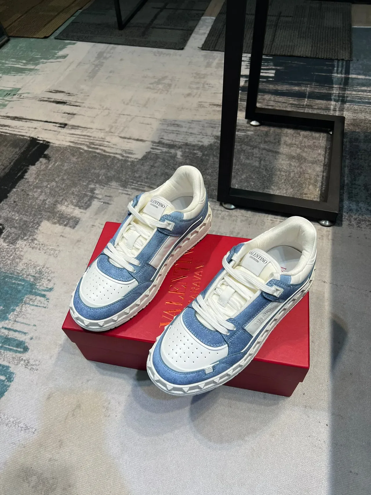 Valentino Rockstud Tênis Lifestyle Azul e Branco de Denim e Couro 5