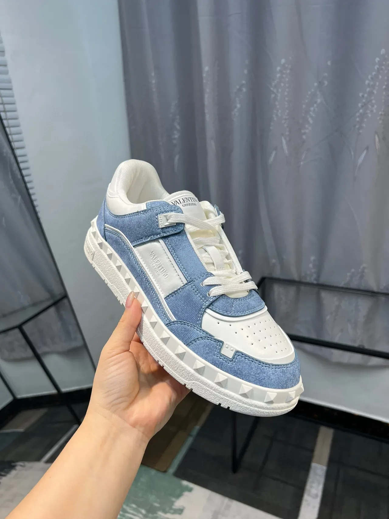 Valentino Rockstud Tênis Lifestyle Azul e Branco de Denim e Couro 7