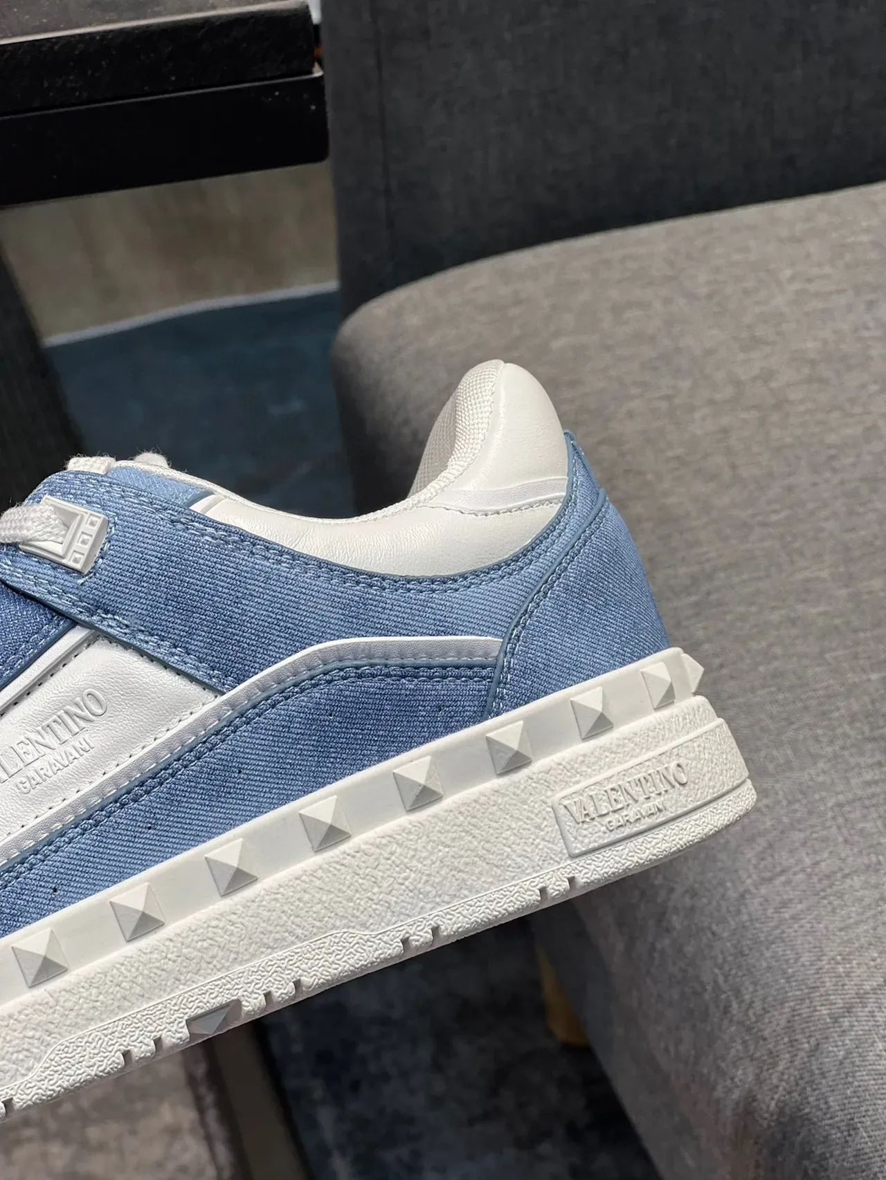 Valentino Rockstud Tênis Lifestyle Azul e Branco de Denim e Couro 8