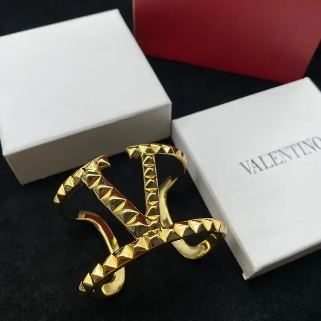 Valentino Rockstud سوار ذهبي اللون مثبت بمسمارات هرمية مفتوح على شكل V 2