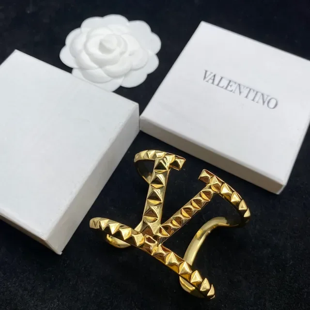 Valentino Rockstud سوار ذهبي اللون مثبت بمسمارات هرمية مفتوح على شكل V 3