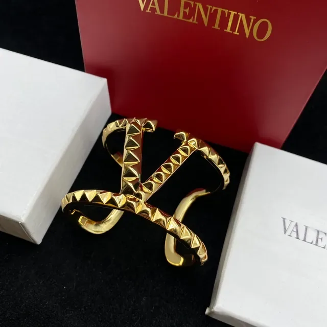 Valentino Rockstud سوار ذهبي اللون مثبت بمسمارات هرمية مفتوح على شكل V 4